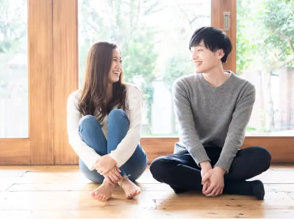 夫婦で向かい合って笑顔になっている様子