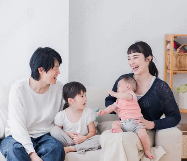 ソファの上で寝転ぶ子供たちの写真