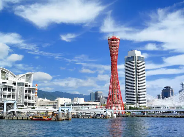 神戸ポートタワーと港の風景