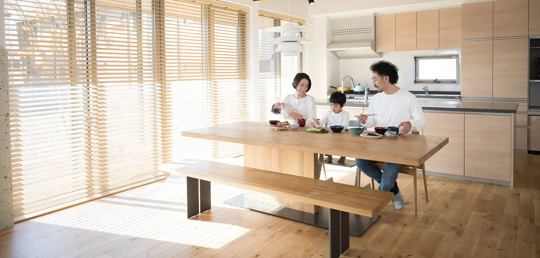 若い夫婦が見つめあって笑顔になっている様子