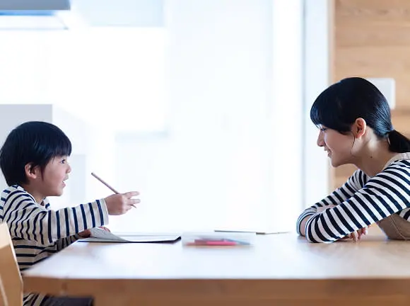 親子が向かい合って話している様子